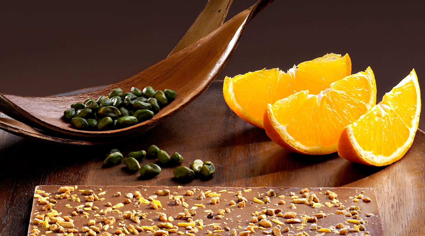 Tafel mit Nüssen und Orange