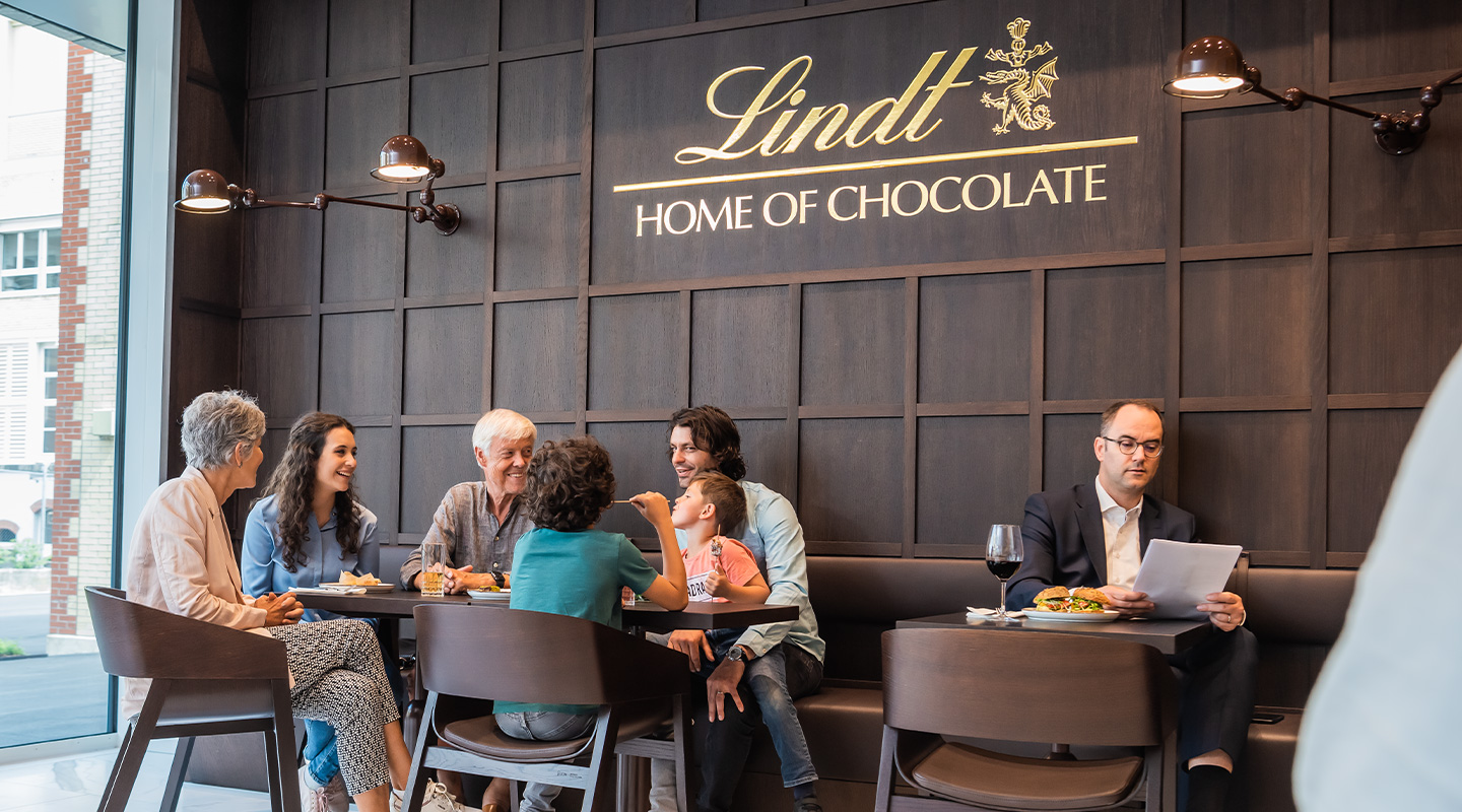 Eine gemütliche und gesellige Atmosphäre im Lindt Café